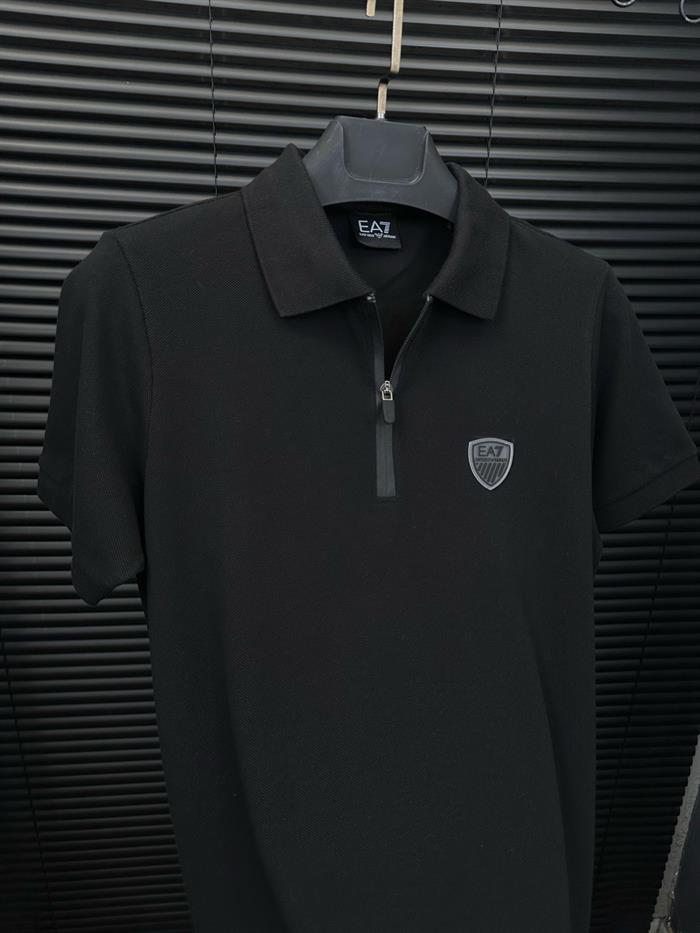 Fermuarlı Kabartma Logolu Yakalı T-Shirt