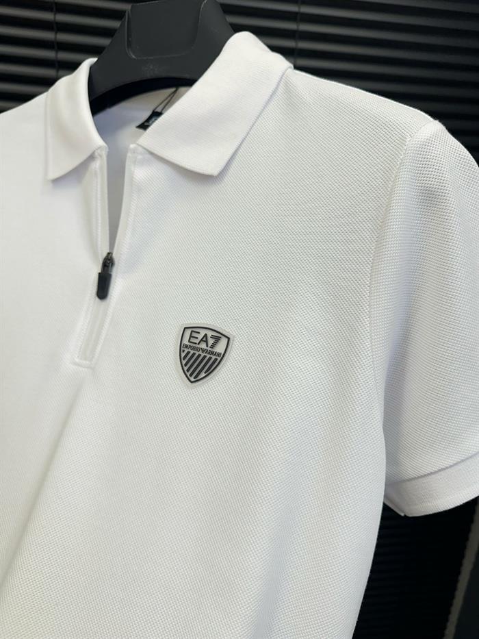 Fermuarlı Kabartma Logolu Yakalı T-Shirt