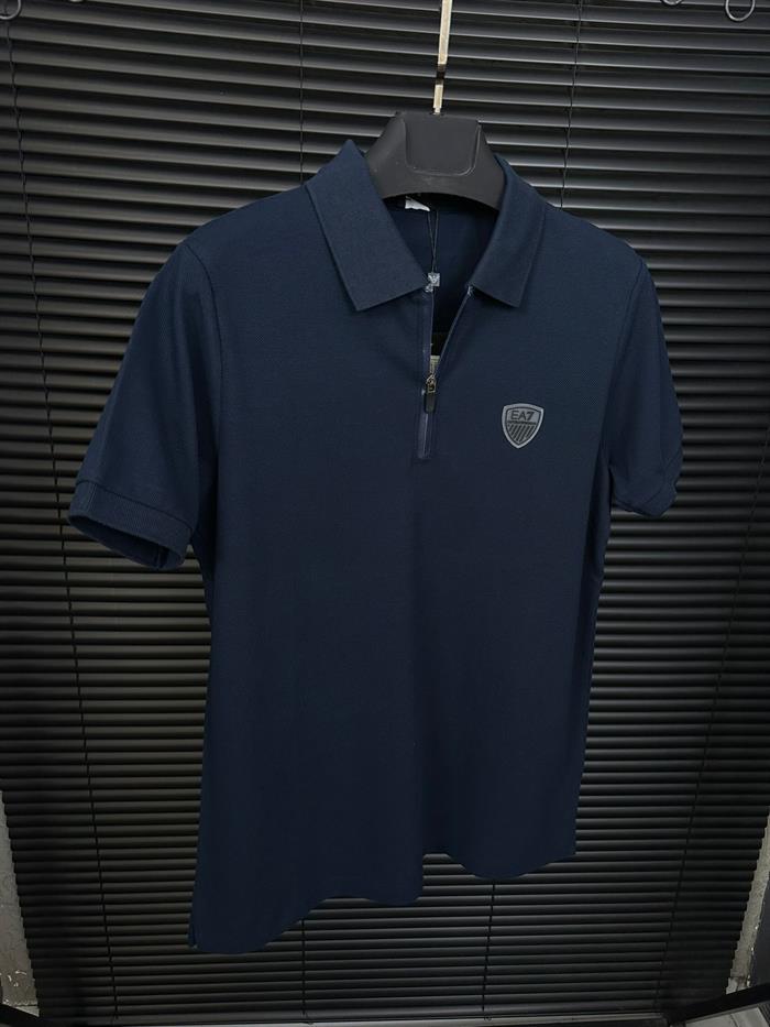 Fermuarlı Kabartma Logolu Yakalı T-Shirt