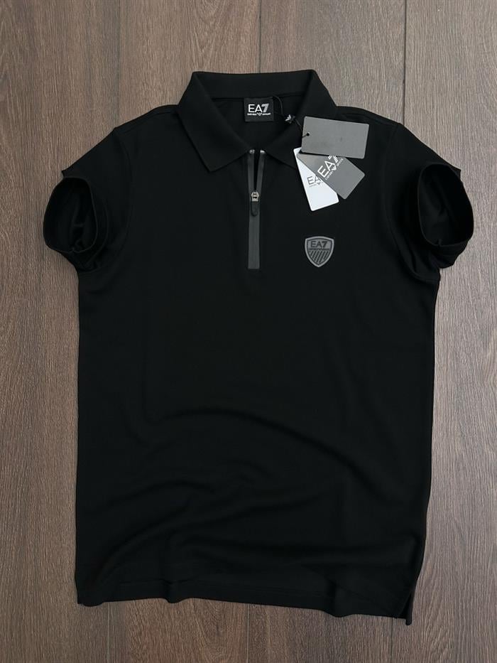 Fermuarlı Kabartma Logolu Yakalı T-Shirt