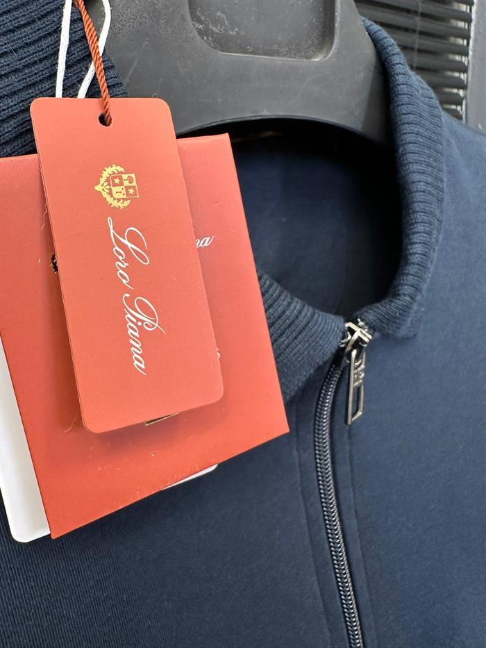 Kabartma Logolu Fermuar Detaylı Yakalı T-Shirt