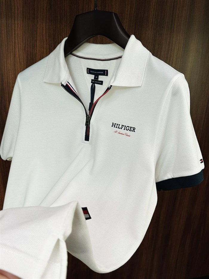 Göğüs Slikon Marka Yazılı Yakalı T-Shirt