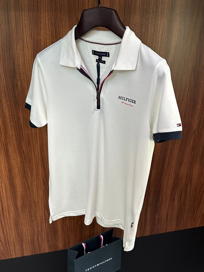 Göğüs Slikon Marka Yazılı Yakalı T-Shirt