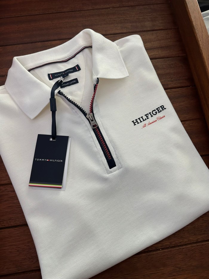 Göğüs Slikon Marka Yazılı Yakalı T-Shirt