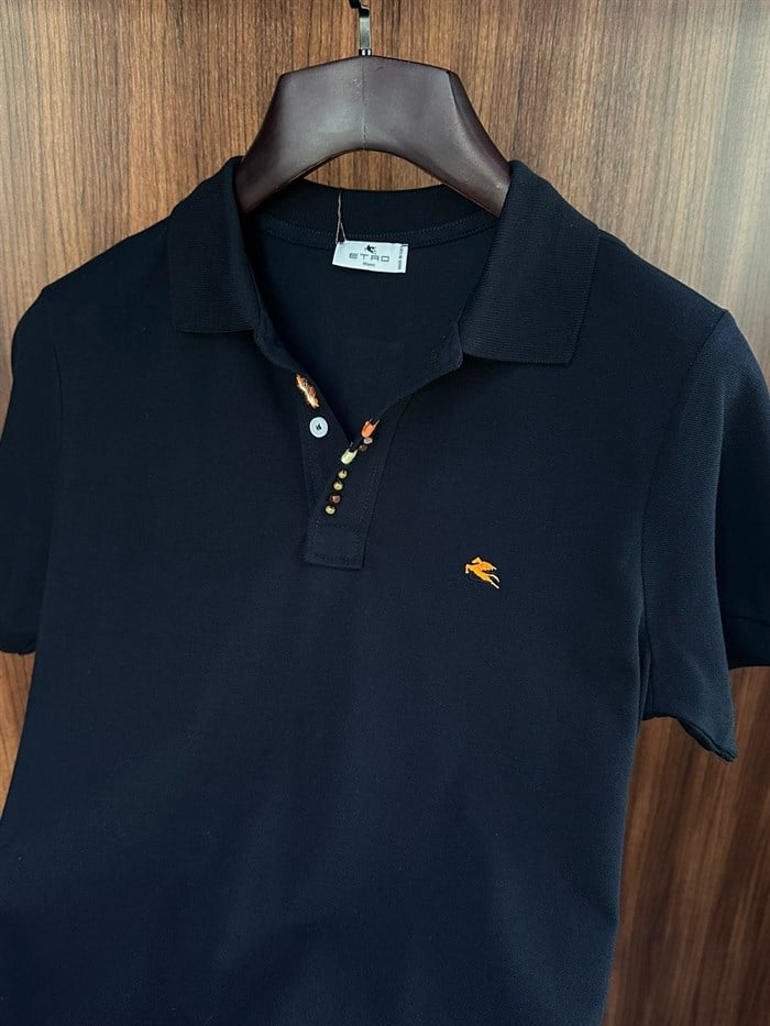 Nakış Armalı Boncuk Detaylı Yakalı T-Shirt