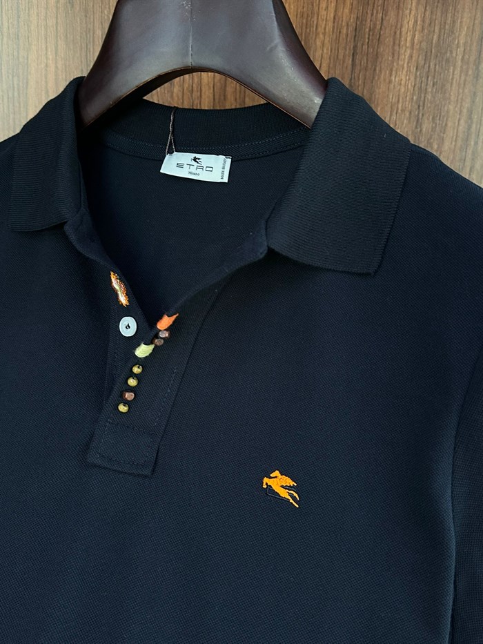 Nakış Armalı Boncuk Detaylı Yakalı T-Shirt