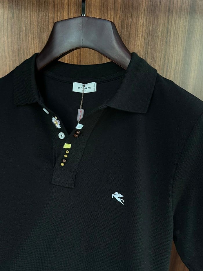 Nakış Armalı Boncuk Detaylı Yakalı T-Shirt