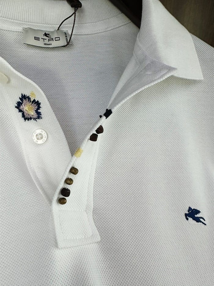 Nakış Armalı Boncuk Detaylı Yakalı T-Shirt