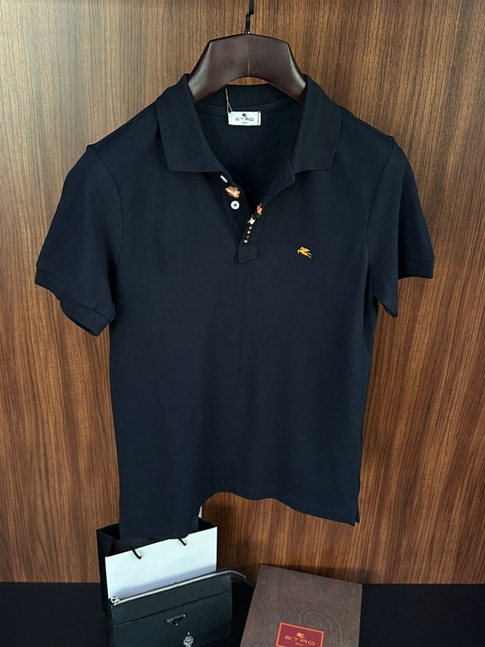 Nakış Armalı Boncuk Detaylı Yakalı T-Shirt