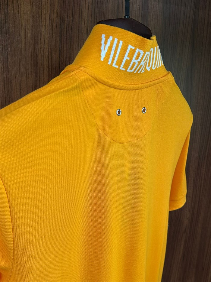 Nakış Logolu Ense Yazılı Yakalı T-Shirt