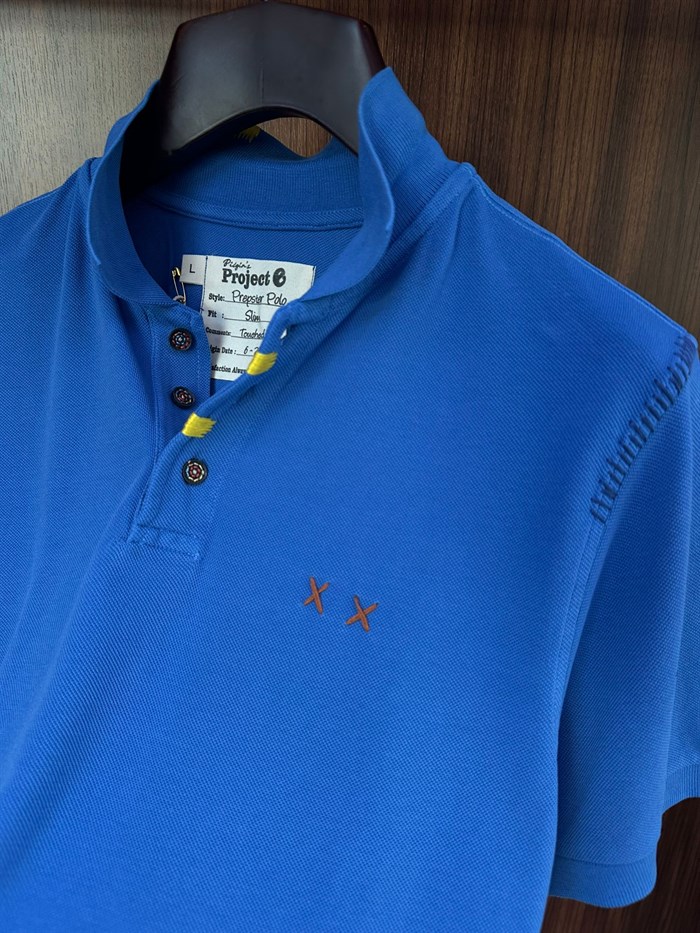 Nakış Logolu Tahta Düğmeli Yakalı T-Shirt