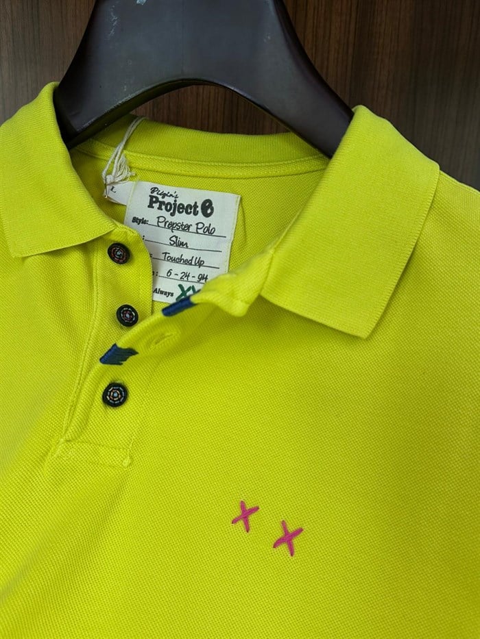 Nakış Logolu Tahta Düğmeli Yakalı T-Shirt