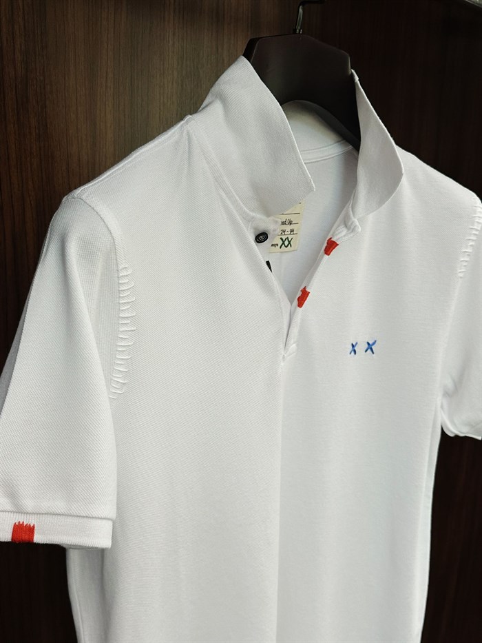 Nakış Logolu Tahta Düğmeli Yakalı T-Shirt