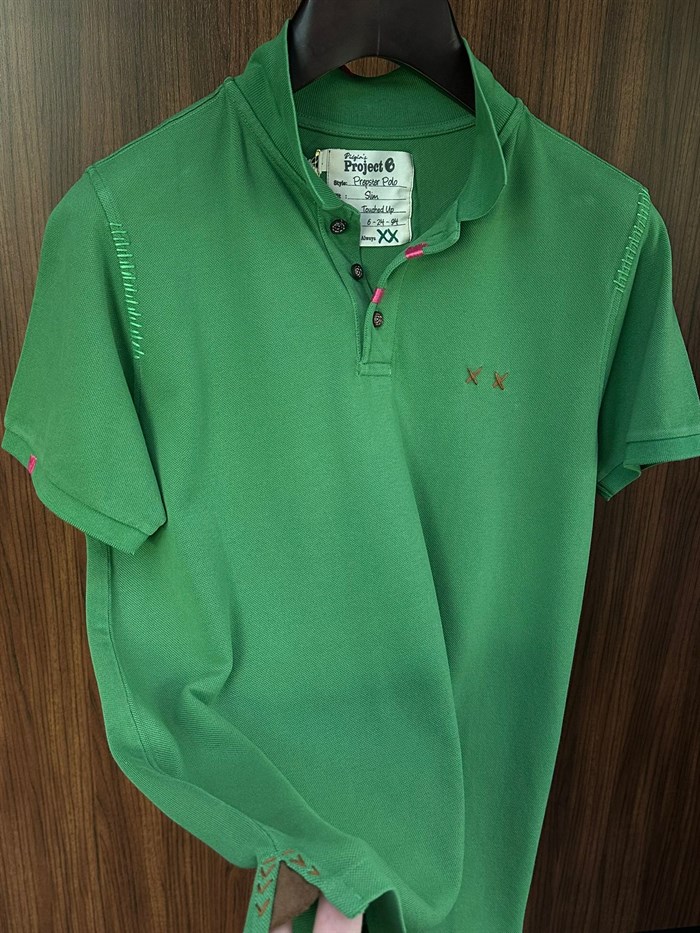 Nakış Logolu Tahta Düğmeli Yakalı T-Shirt