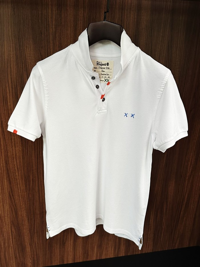 Nakış Logolu Tahta Düğmeli Yakalı T-Shirt