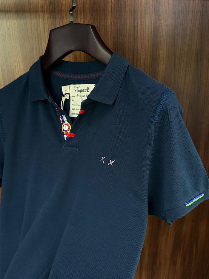 Nakış Logolu Yaka Boncuk Detaylı T-Shirt