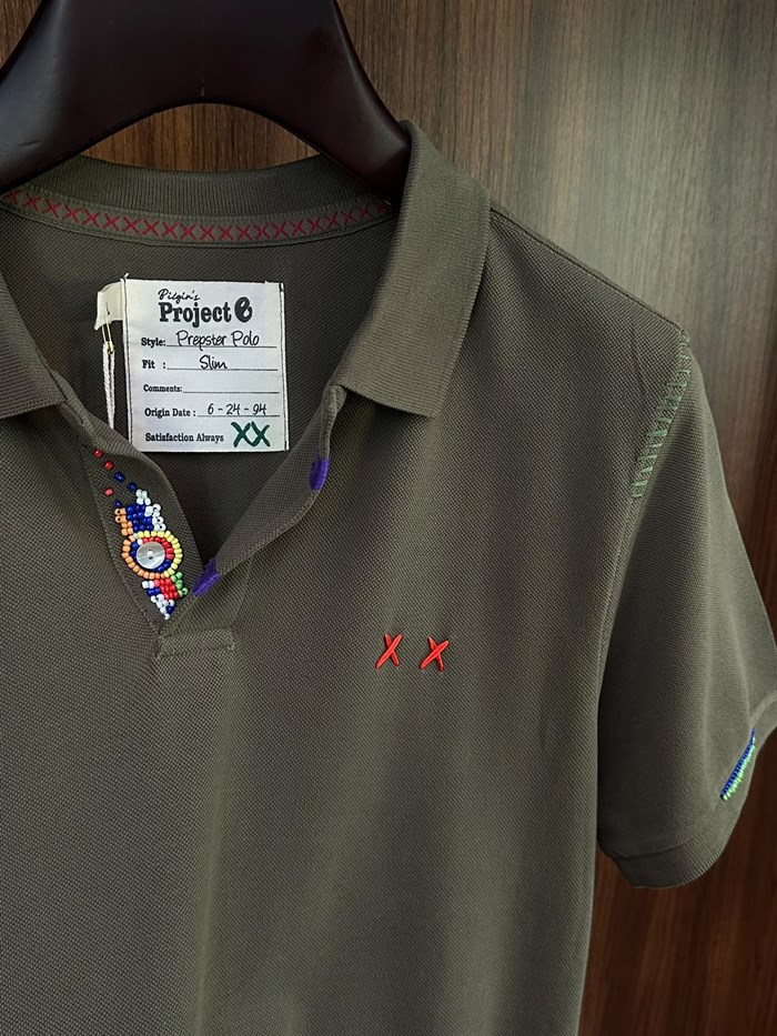 Nakış Logolu Yaka Boncuk Detaylı T-Shirt