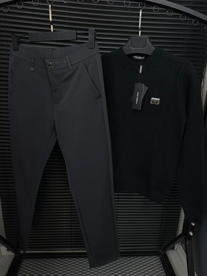 Metal Logolu Yün Kazak