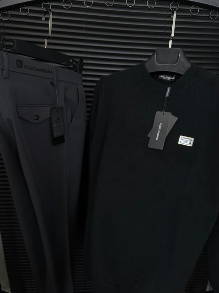 Metal Logolu Yün Kazak