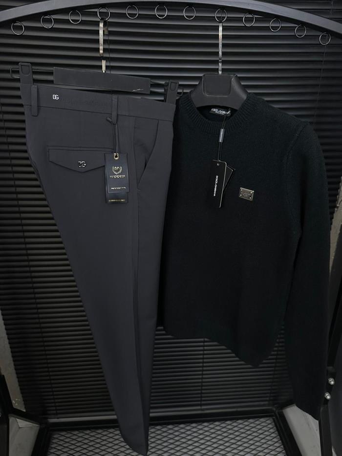 Metal Logolu Yün Kazak