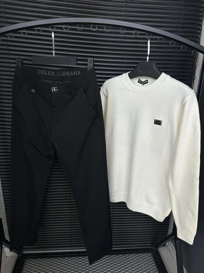 Metal Logolu Yün Kazak