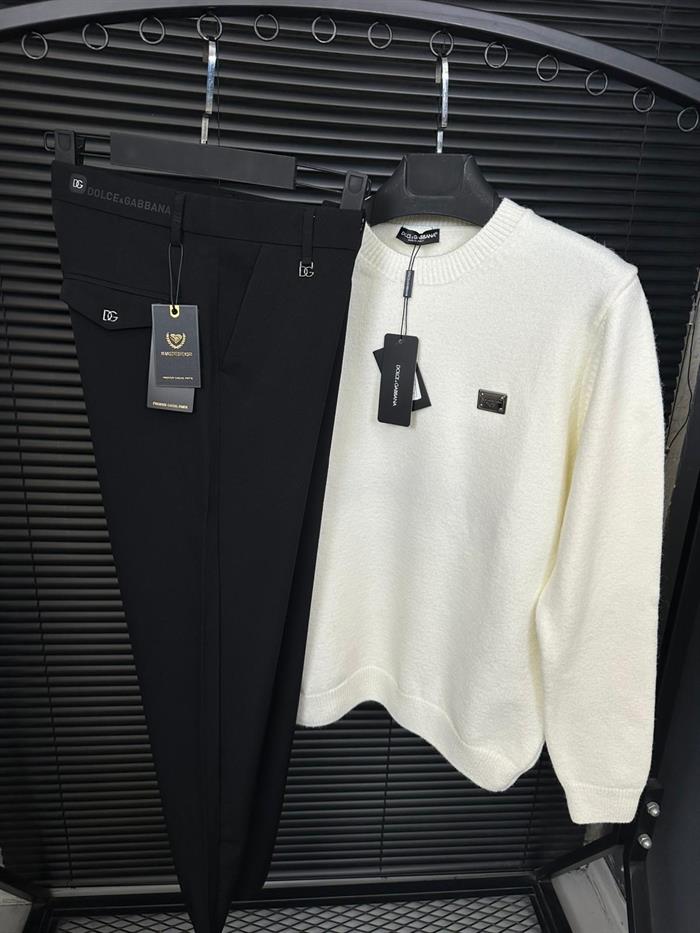 Metal Logolu Yün Kazak