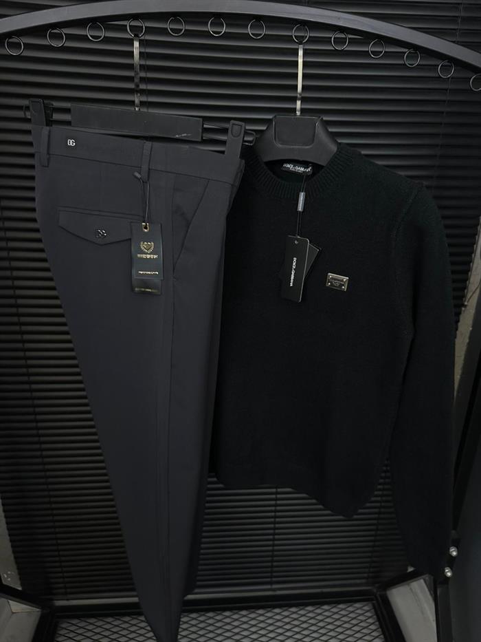 Metal Logolu Yün Kazak