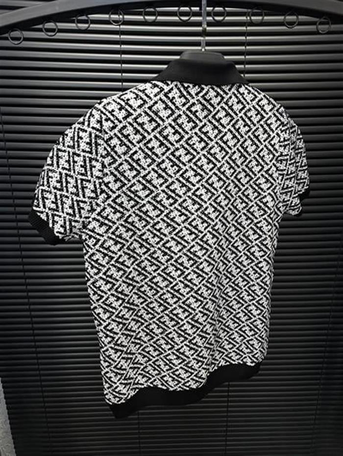 Gümüş Düğmeli Marka Nakışlı Triko Yakalı T-Shirt - Siyah