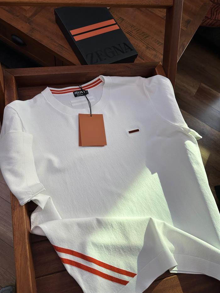 Göğüs Plastik Logolu Sıfır Yaka Triko T-Shirt