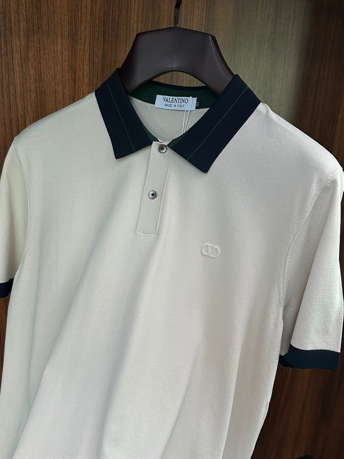 Kabartma Logolu Yaka Detaylı T-Shirt