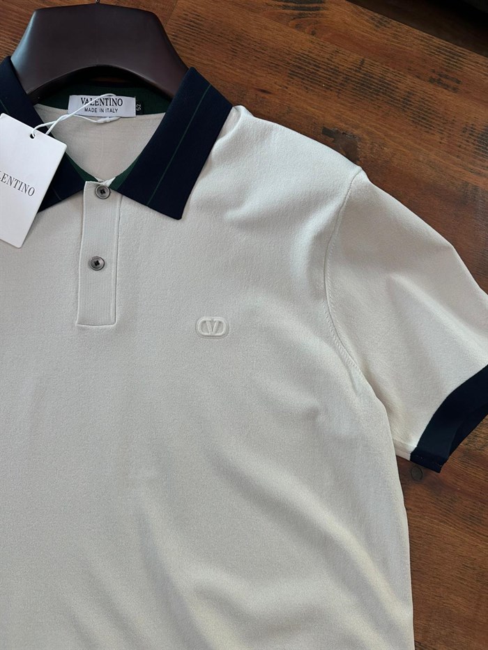 Kabartma Logolu Yaka Detaylı T-Shirt