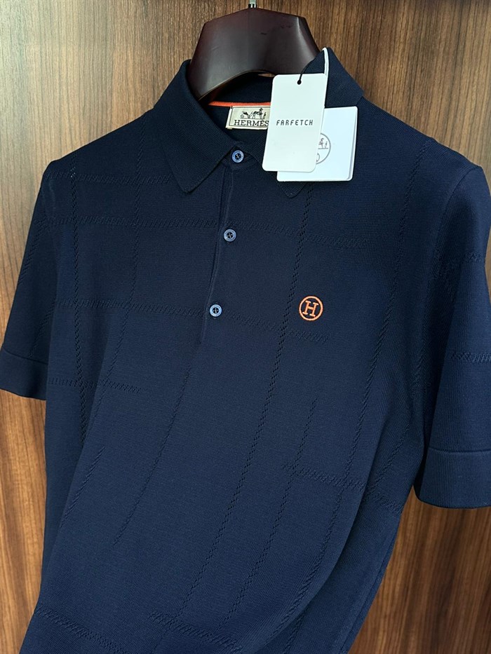 Kabartma Nakış Desenli Yakalı Triko T-Shirt
