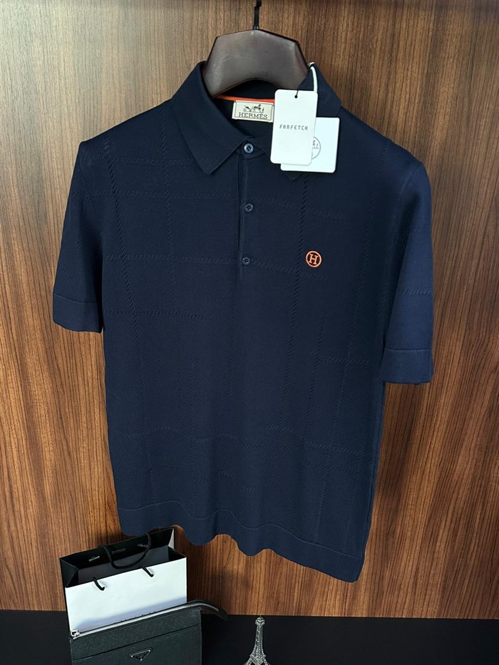 Kabartma Nakış Desenli Yakalı Triko T-Shirt