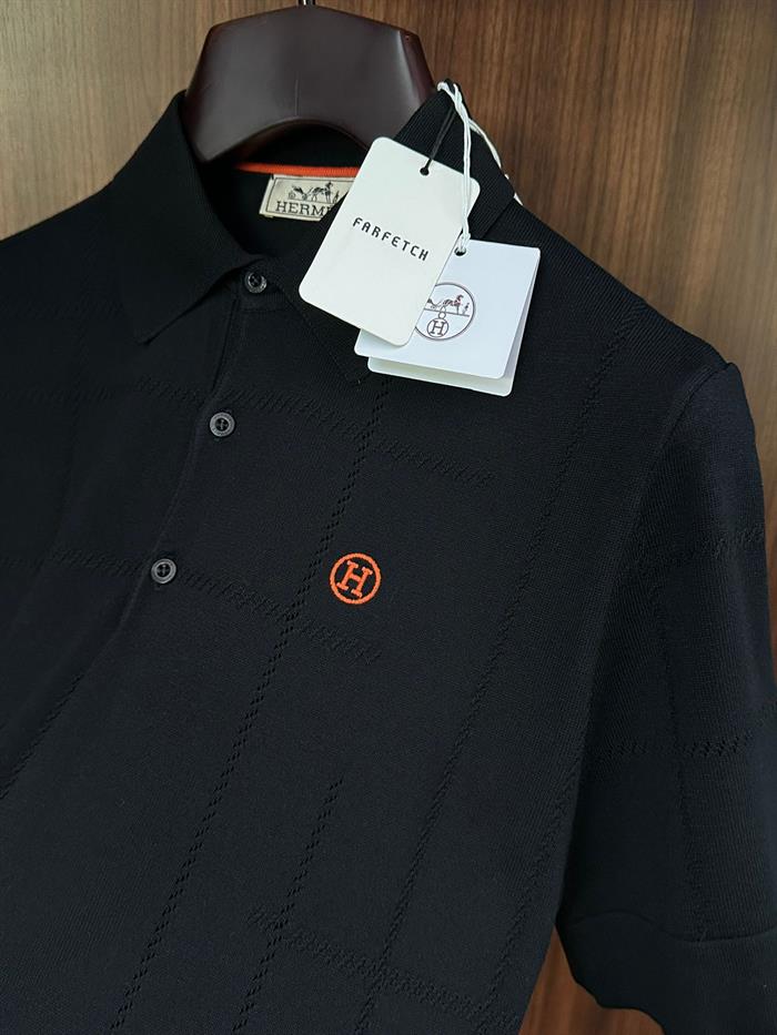 Kabartma Nakış Desenli Yakalı Triko T-Shirt