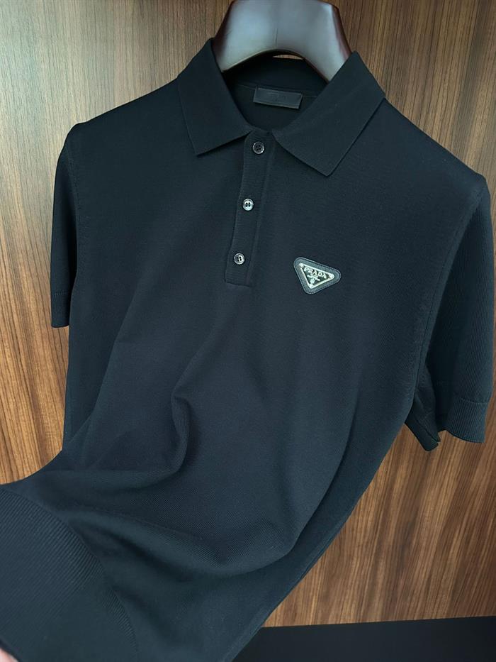 Metal Logolu Triko Yakalı T-Shirt