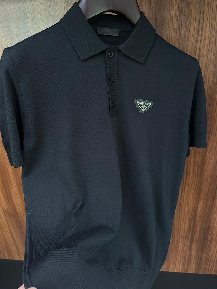 Metal Logolu Triko Yakalı T-Shirt