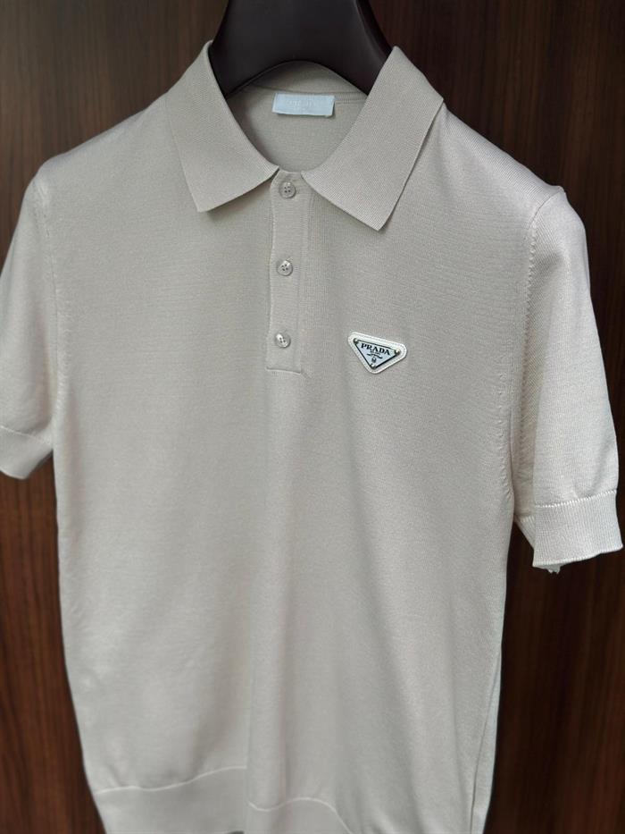 Metal Logolu Triko Yakalı T-Shirt