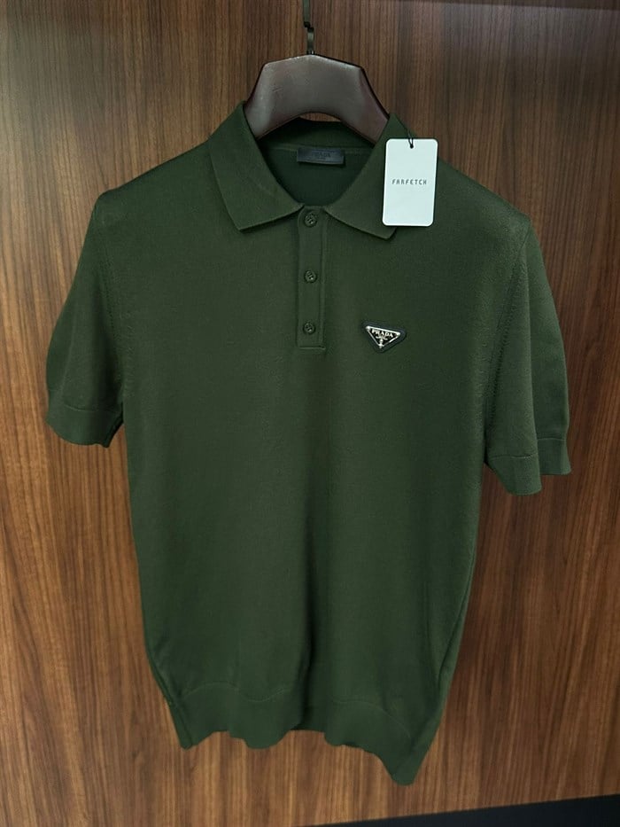 Metal Logolu Triko Yakalı T-Shirt