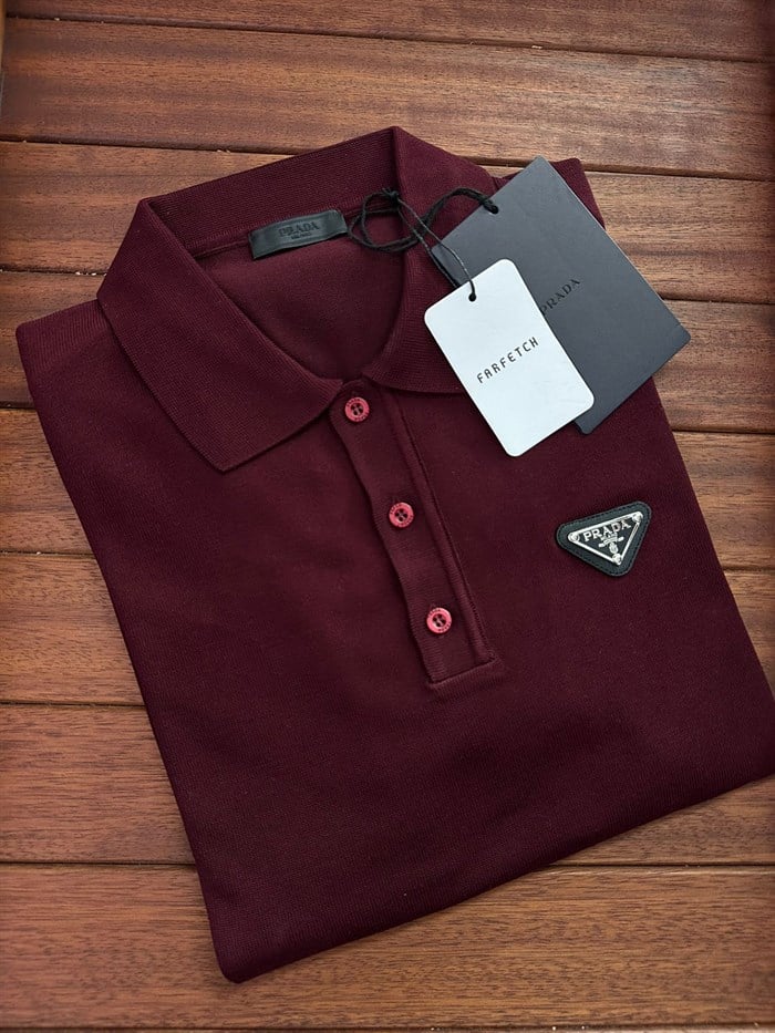Metal Logolu Triko Yakalı T-Shirt