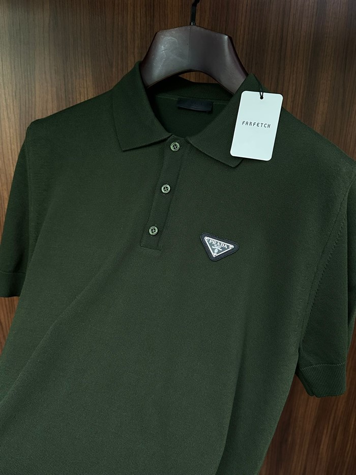 Metal Logolu Triko Yakalı T-Shirt