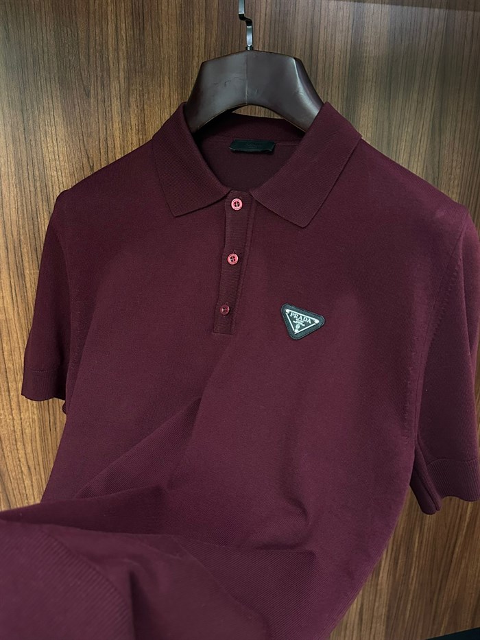 Metal Logolu Triko Yakalı T-Shirt