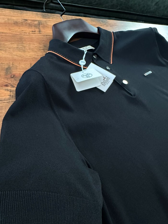 Metal Logolu Yakalı T-Shirt