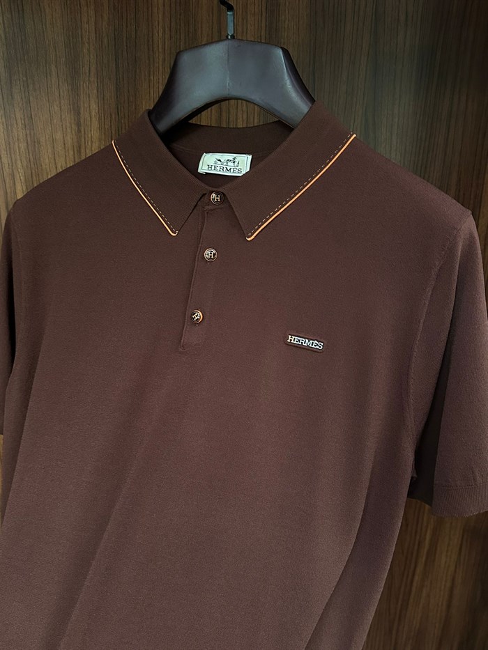 Metal Logolu Yakalı T-Shirt