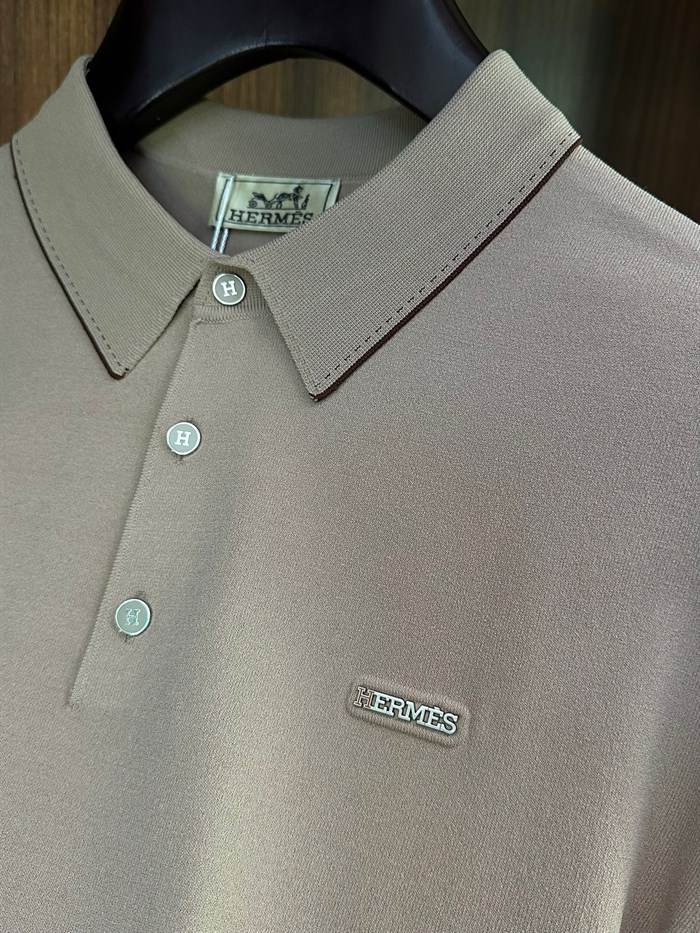 Metal Logolu Yakalı T-Shirt