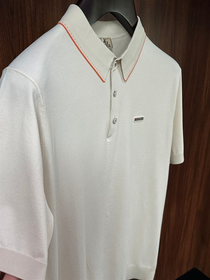 Metal Logolu Yakalı T-Shirt