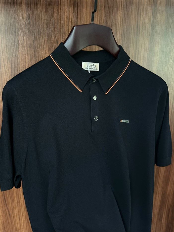 Metal Logolu Yakalı T-Shirt