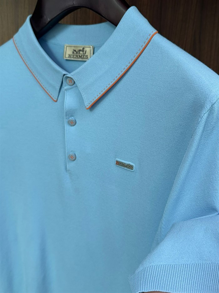 Metal Logolu Yakalı T-Shirt