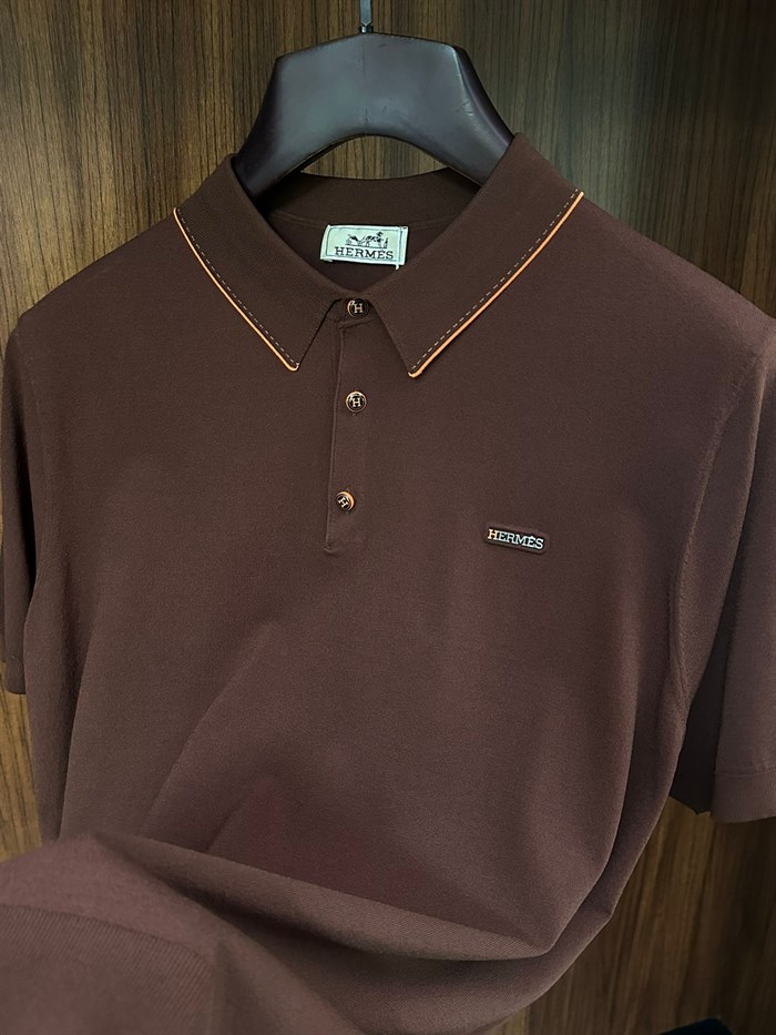Metal Logolu Yakalı T-Shirt