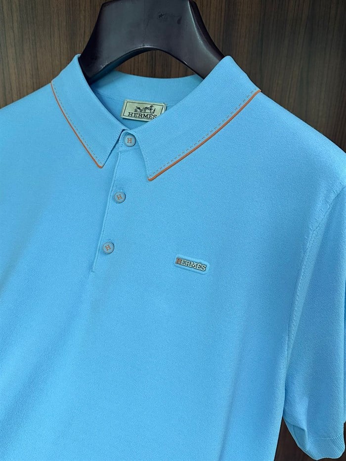Metal Logolu Yakalı T-Shirt