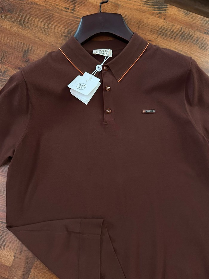 Metal Logolu Yakalı T-Shirt